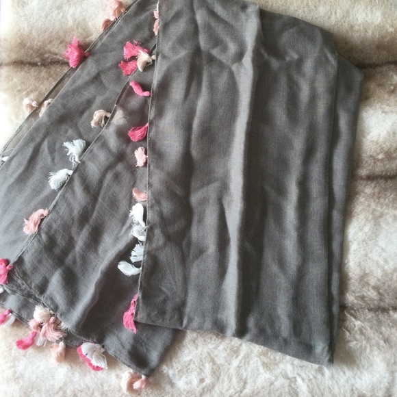 🆕 Anthropologie Gray Tassel Scarf 🌸🦚🌺 - Picture 2 of 5